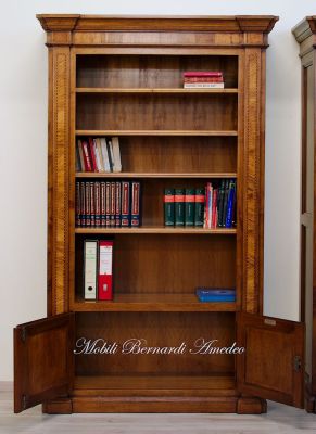 Libreria classica costruita artigianalmente in legno massello di noce con 2 ante intarsiate in ulivo